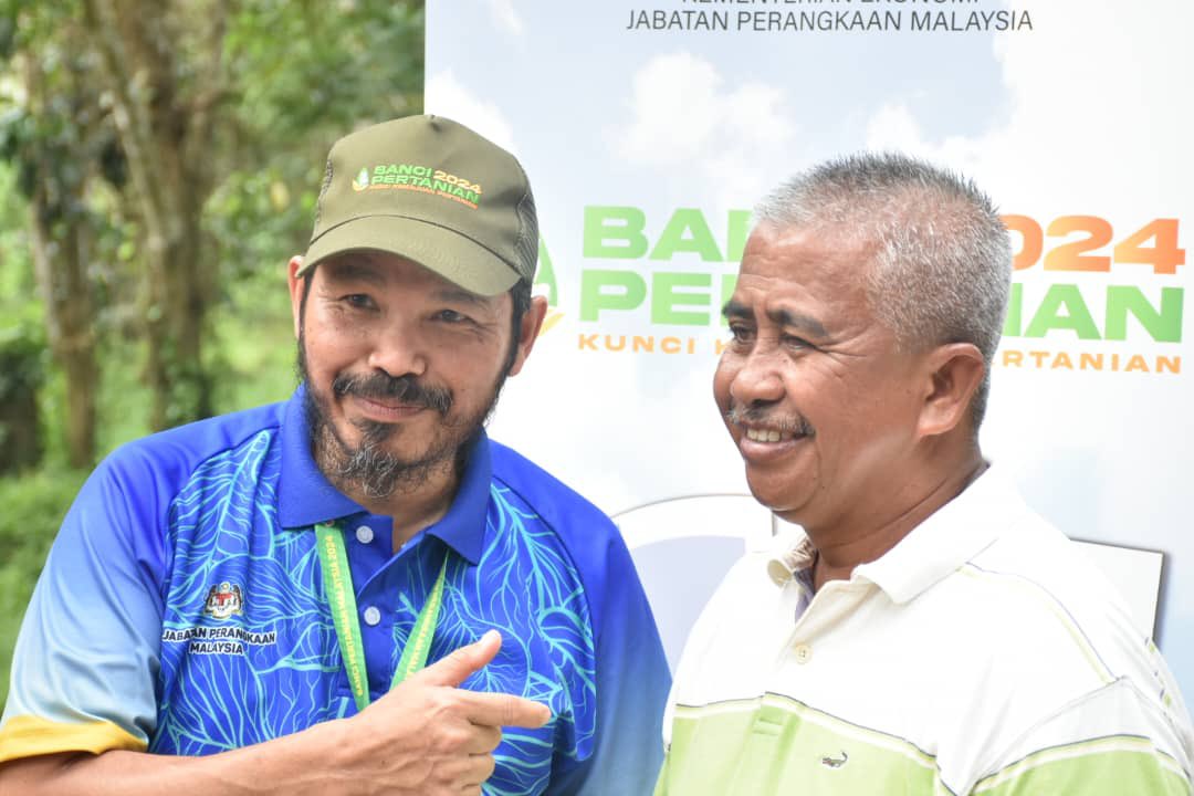 DOSMN9's tweet photo. 14 Julai 2024 | Sesi Turun Padang Pesuruhjaya Banci, YBhg. Dato’ Sri Dr. Mohd Uzir Mahidin @Dr_Uzir bagi pelaksanaan Banci Pertanian 2024 🌱di daerah Jelebu pada minggu ini.

@StatsMalaysia 
#StatsMalaysia 
#DOSMNegeriSembilan 
#teamstats9 
#BP2024
#KunciKemajuanPertanian https://t.co/7OqDhcgTUO
