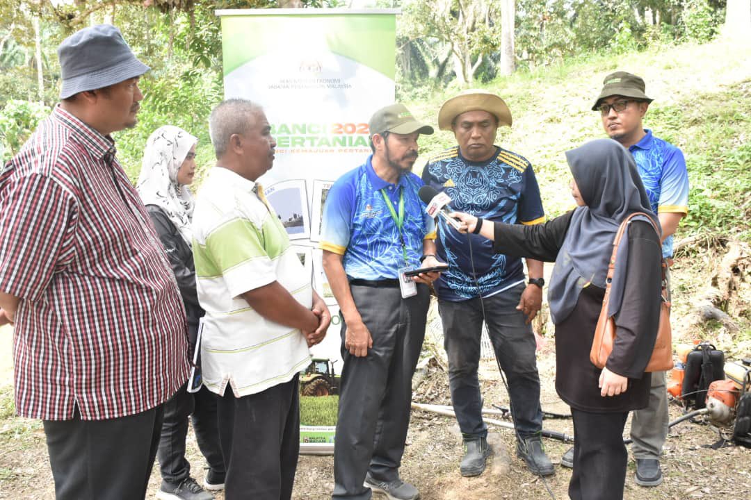 DOSMN9's tweet photo. 14 Julai 2024 | Sesi Turun Padang Pesuruhjaya Banci, YBhg. Dato’ Sri Dr. Mohd Uzir Mahidin @Dr_Uzir bagi pelaksanaan Banci Pertanian 2024 🌱di daerah Jelebu pada minggu ini.

@StatsMalaysia 
#StatsMalaysia 
#DOSMNegeriSembilan 
#teamstats9 
#BP2024
#KunciKemajuanPertanian https://t.co/7OqDhcgTUO