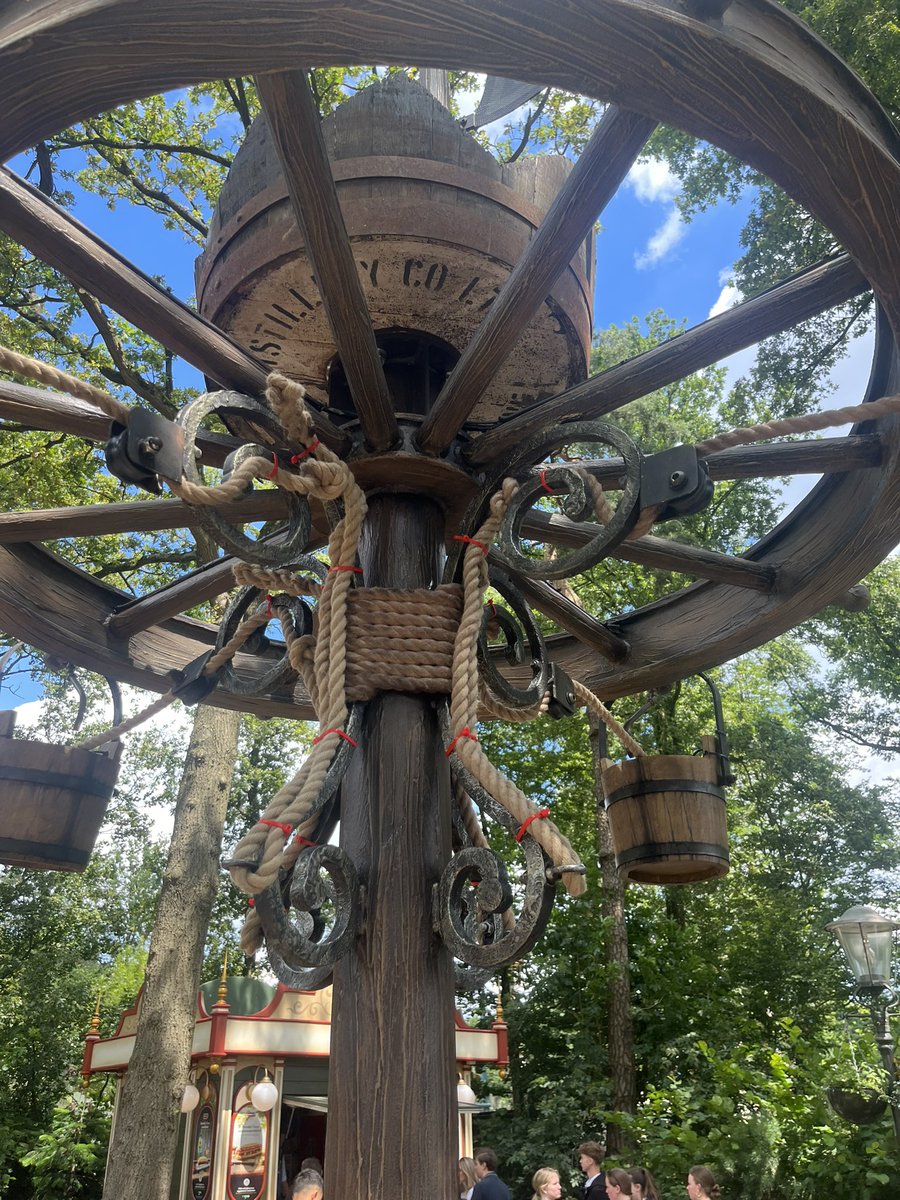 Na een aantal dagen heeft de <a href="/Efteling/">Efteling</a> de touwen van dit speel toestel alweer vast gemaakt

Denken jullie dat dit nog goed gaat komen?