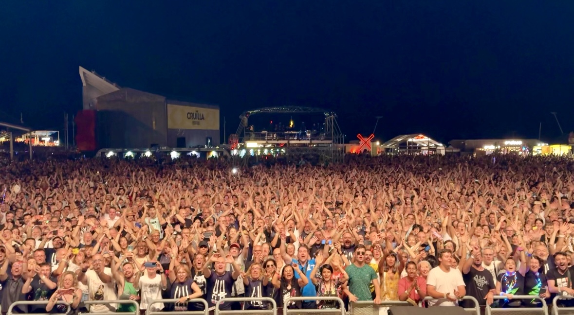 petshopboys's tweet photo. A fabulous audience for us at the @cruillabcn Festival in Barcelona last night. Gracias!
Photo by Chris

#Dreamworld #PetText https://t.co/lXMwIf9QIq