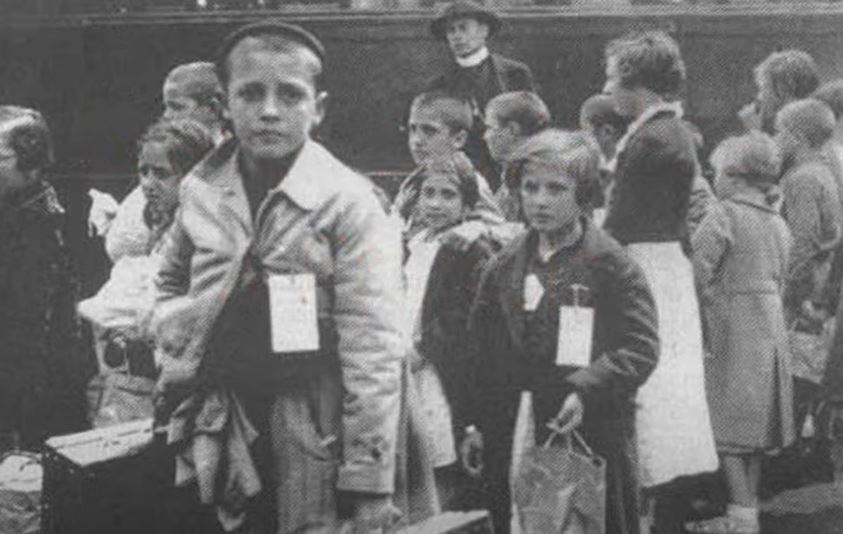 Los Menores No Acompañados (MENAS) que tuvieron que salir de España en el 36 huyendo de la muerte provocada por la guerra.
Gracias a todos aquellos países que les acogieron.
