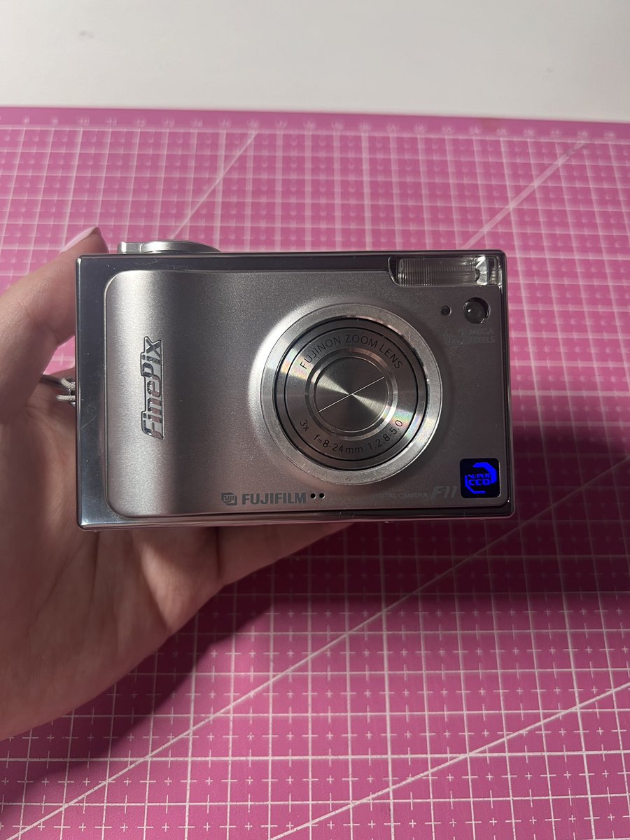 45kg__b's tweet photo. ส่งต่อกล้อง fuji finepix f11 📸 ราคา 5,000 บาท 
ตำหนิ 
❌ ไม่มี❌
อุปกรณ์ 
-กล้อง 
-แบต 
-สายคล้อง 
-ที่ชาจ 
-เมมโมรี่การ์ด (xd card); ไม่รับการ์ดลด 100 บาท 🚚 รวมส่ง สอบถามเพิ่มได้ค่า 
 #กล้อง #กล้องดิจิตอลเก่า #กล้องมือสอง #ส่งต่อกล้อง #กล้องดิจิตอล  #กล้องดิจิตอลมือสอง https://t.co/6z58PvdTGd