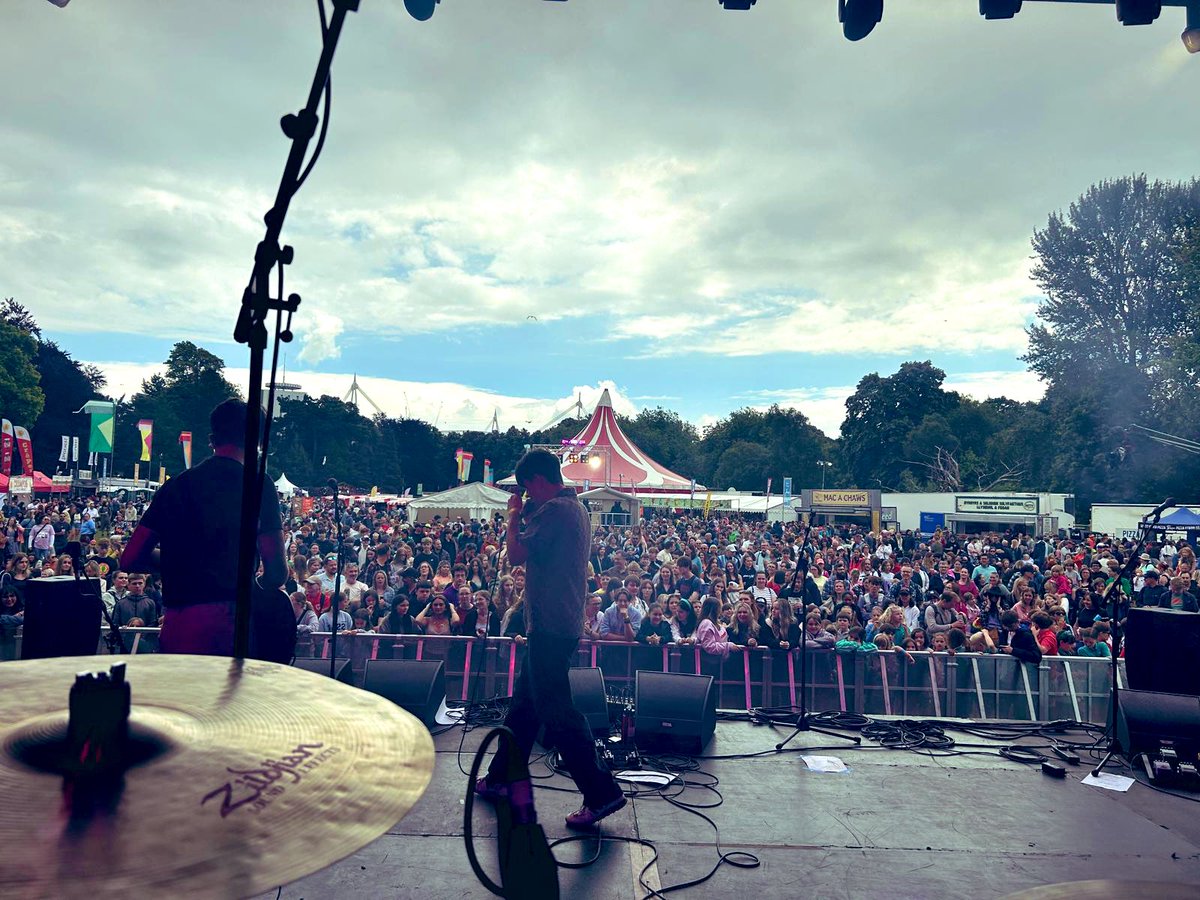 Dydd Sadwrn gwych yn <a href="/Tafwyl/">Tafwyl</a> ! 🎶 #Maluawyr #Anhunedd #CastLesMis 
#Dadleoli