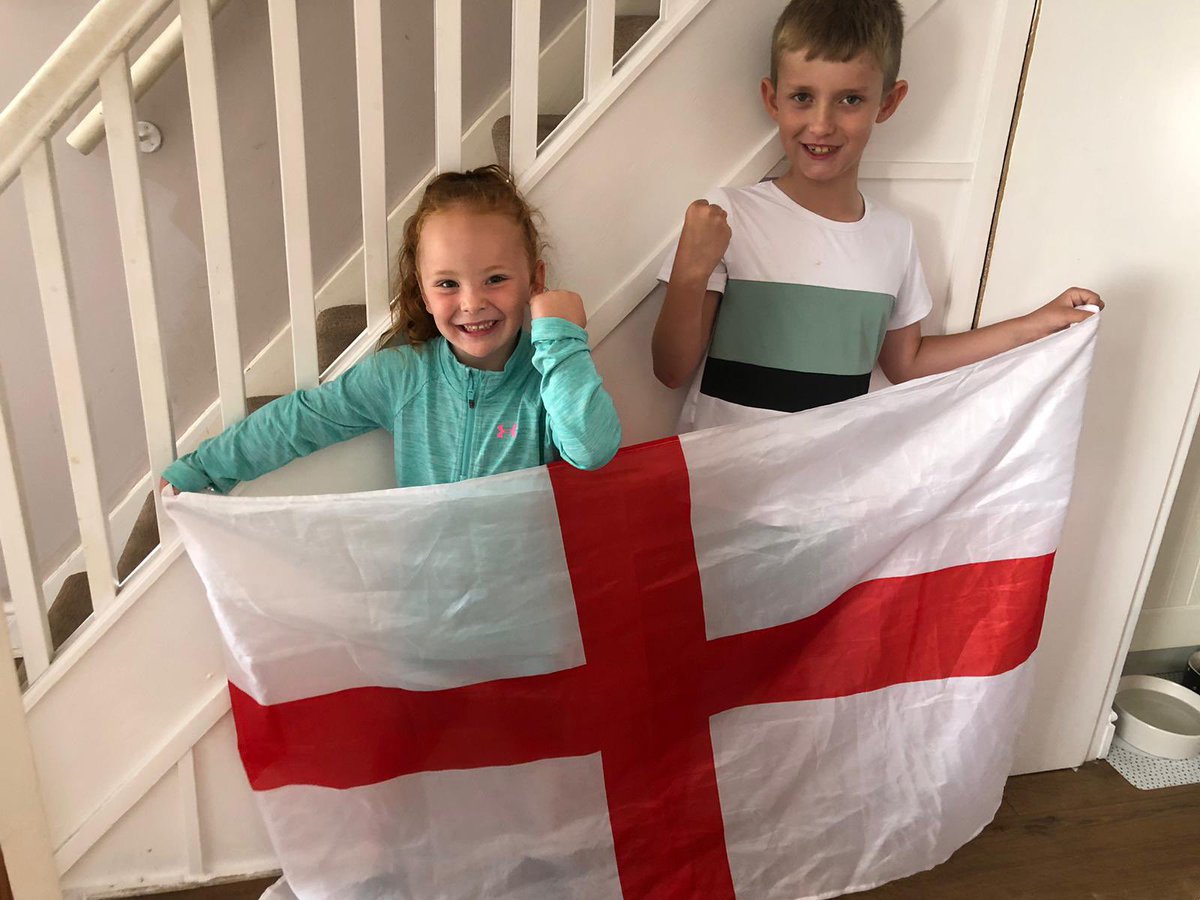 holdoway's tweet photo. Lennon and Eva #SSNThreeLions https://t.co/4XU3lgDWIT