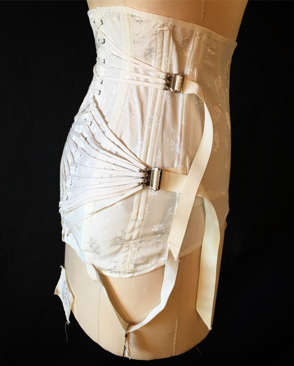 mistresstailor's tweet photo. Btw the style of Lestat’s corset is called fan lacing, and its both pretty but also done so someone can put on the corset and tighten it easily via the tab points that the laces converge at on the sides https://t.co/IpVl0ai9ZP
