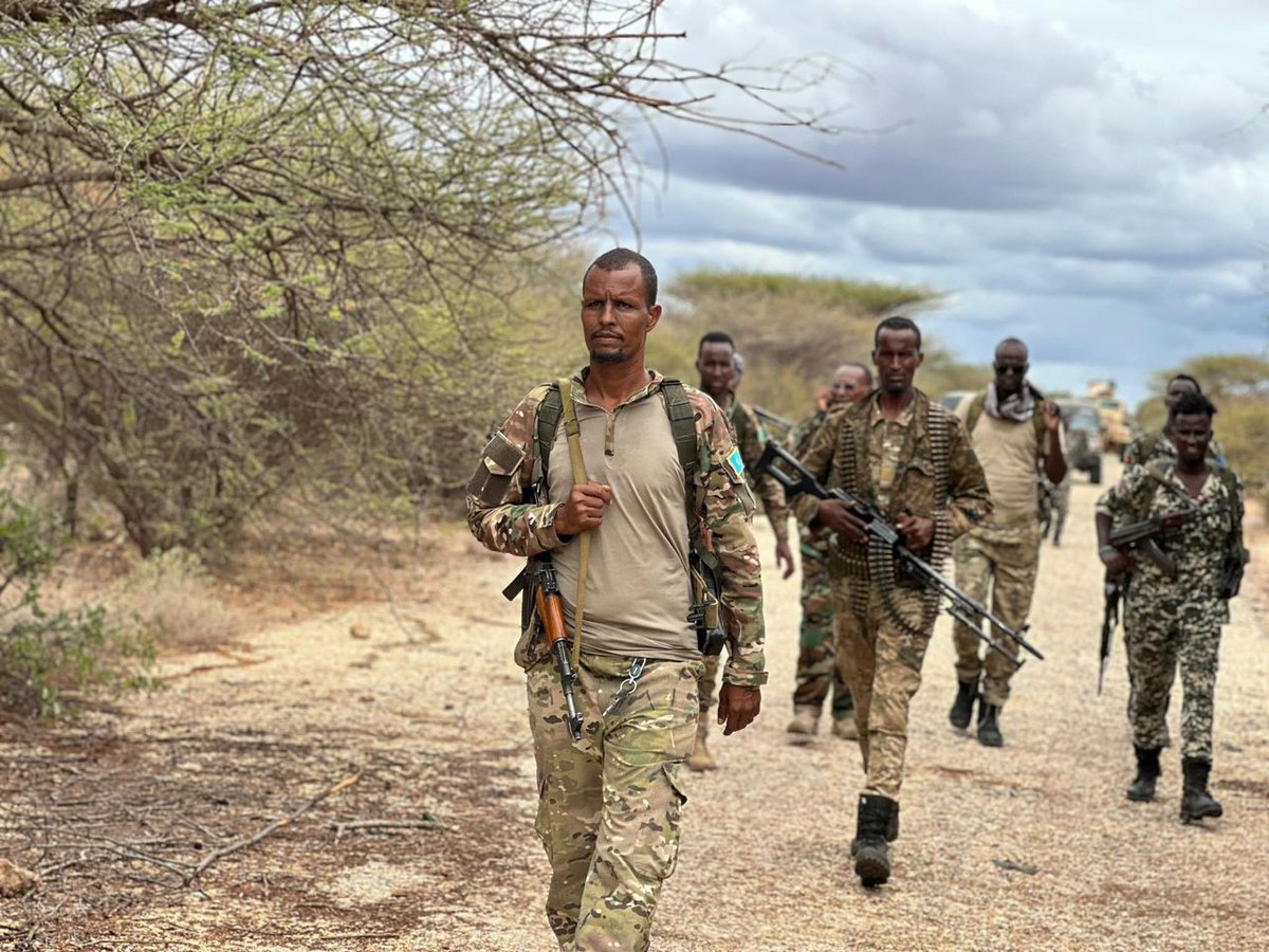 ATMIS_Somalia's tweet photo. Sabtidii, Ciidamada #ATMIS #DNDF iyo kuwa xoogga dalka Soomaaliya qeybtooda 27-aad ayaa weerar milateri ku qaaday Al Shabaabta degan degmada Beerayabaal ee gobolka Hiiraan.
Howlgalka ayaa waxaa hogaaminayay Taliyaha Ciidanka XDS G/Sare Faarax Kooshin, Guddoomiyaha Degmada Buula Burde Xasan Maxamed Cabdi iyo Taliyaha Saldhigga ATMIS ee Jabuuti (FOB) Gaashaanle. Maxamed Axmed Yuusuf.
Weerarkan ayaa qeyb ka ah howlgalo waaweyn oo ciidamada ay ku bartilmaameedsanayaan maleeshiyada Al-Shabaab ee ku sugan deegaanada maamulka Hirshabeelle. #ATMISIyoqaybaheeda