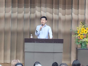 うったえる山添拓参院議員。
