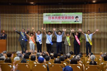 壇上でそろいぶみ。たくさんの歓声と拍手が。