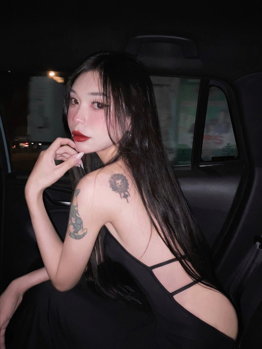 Caradayyyy's tweet photo. 👅 https://t.co/1clY911QGY