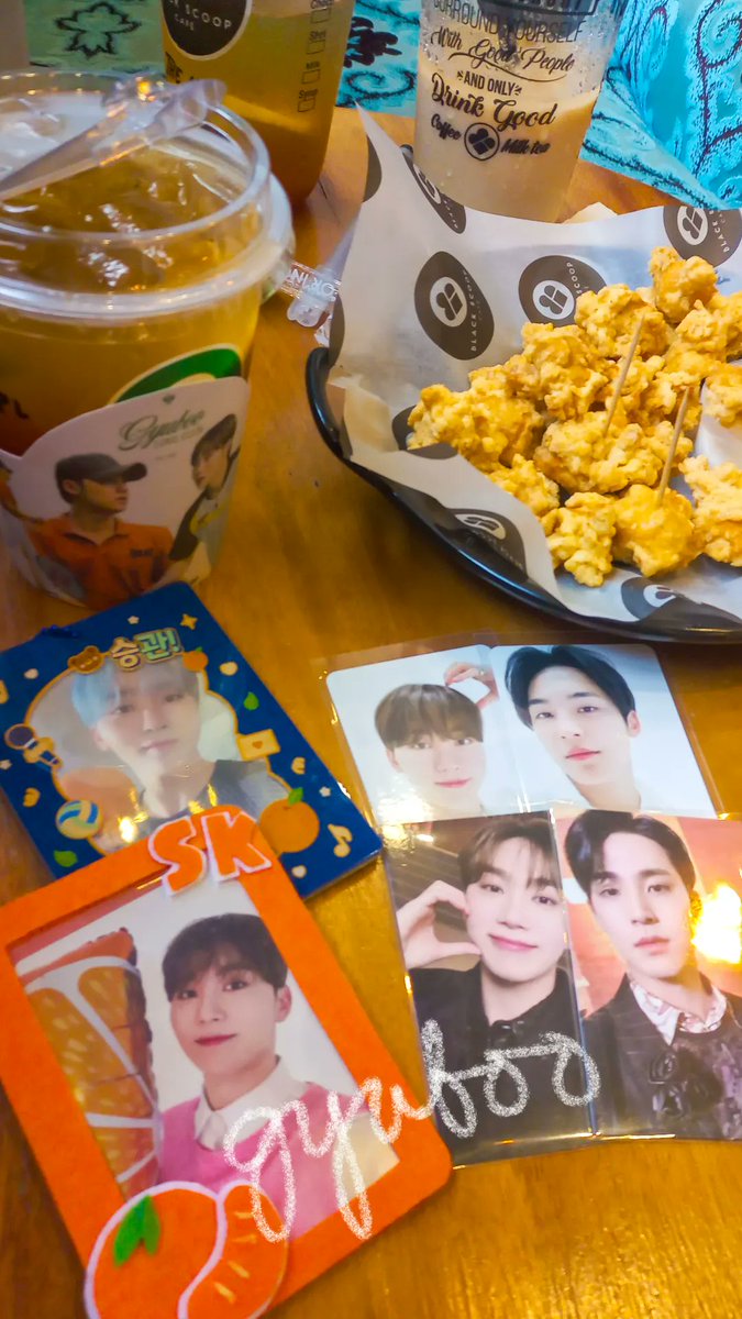 seungminnieyah's tweet photo. attended two cupsleeves in a span of 6 hours, omg - had so much fun @seungming_cafe happy baby stay here, to mi ka-table @skzbruhracha @seoricart_ &amp; @hyunnclover - mag spaghetti kayo next time HAHAHHAHAHA https://t.co/Wubf7UOWur