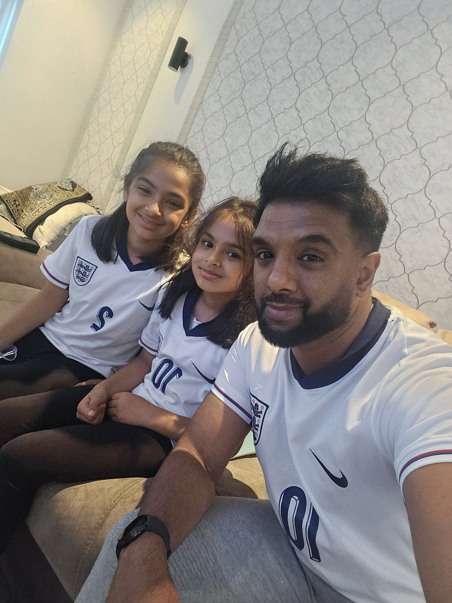 theImranMulla's tweet photo. @SkySportsNews  zara, safa and imran  #SSNThreeLions https://t.co/mjeusEtpGd