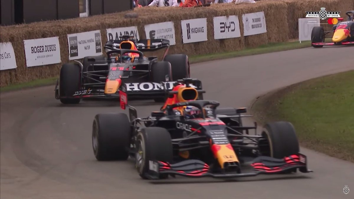 geek_of_life's tweet image. Ambiance studieuse au &quot;Goodwood Festival Of Speed&quot; pour célébrer les 20 ans de Red Bull Racing.😃🙂😎

Les pilotes:
Max Verstappen
Sergio Pérez
Daniel Ricciardo
Hamda Al Qubaisi
Mark Webber
Adrian Newey
Christian Horner
David Coulthard
Christian Klein

#fos #fosgoodwood #fos2024