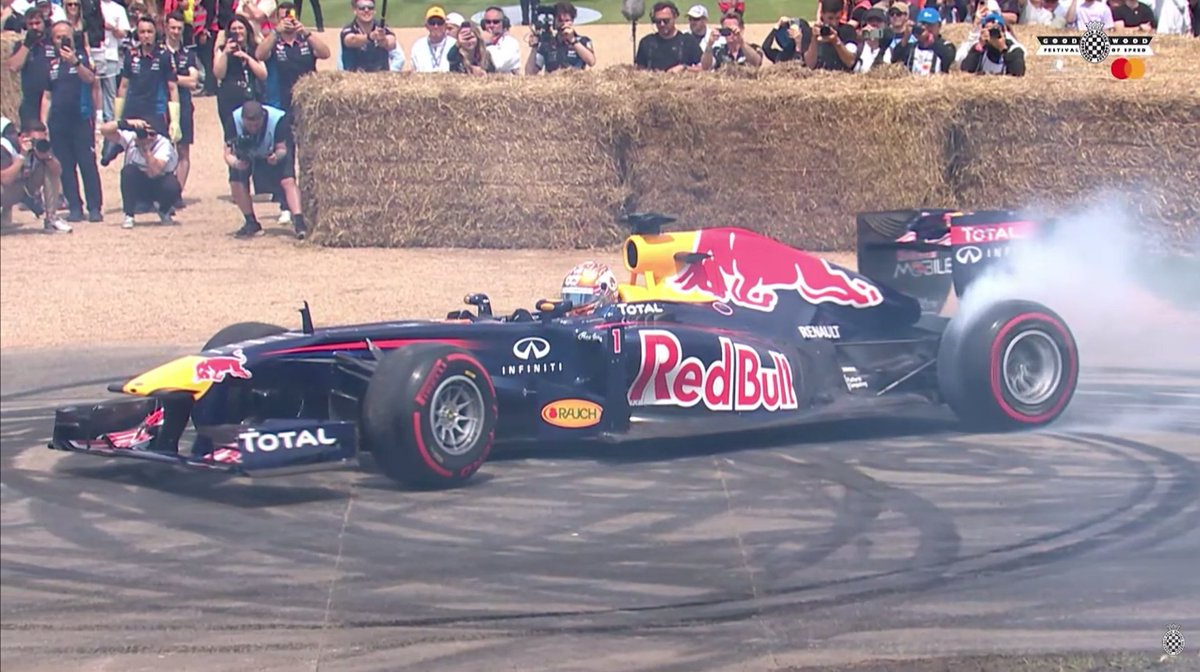 geek_of_life's tweet image. Ambiance studieuse au &quot;Goodwood Festival Of Speed&quot; pour célébrer les 20 ans de Red Bull Racing.😃🙂😎

Les pilotes:
Max Verstappen
Sergio Pérez
Daniel Ricciardo
Hamda Al Qubaisi
Mark Webber
Adrian Newey
Christian Horner
David Coulthard
Christian Klein

#fos #fosgoodwood #fos2024