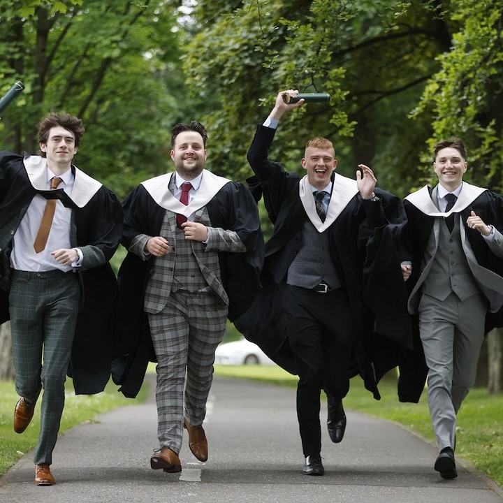 Scotland's tweet image. Congrats to all the students graduating this summer from universities and colleges across Scotland 👏 You did it! 🎉

📷 @dundeeuni @aberdeenuni @CaledonianNews  @StirUni

#ScottishUniversities #StudyAbroad #StudyinScotland