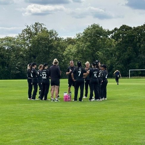 Middlesex are all out for 94 at Mill Hill CC! 🚨

A terrific bowling performance from the Three Feathers, with Daisy Feast (3/15), Amy Gordan (2/11), and Claudie Cooper (2/14) leading the charge 💥

Scorecard ➡️ kiaoval.com/ecb-womens-50-…

🤎 | #SurreyCricket