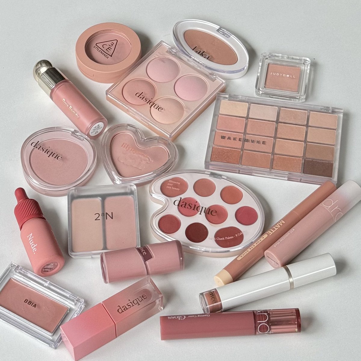 BubblesxMakeup's tweet photo. 〰️🍧🩰🐖    warm nude makeup :-D
มัดรวมเครื่องสำอางสีนู้ดโทนอุ่น! ได้ลุค natural makeup look หยิบมาใช้ได้บ่อย โทนนู้ดๆนัวๆดูเป็นธรรมชาติ🫶🏻 คัดมาให้ทั้งงานตา แก้ม ปาก (สวอชในเธรด) https://t.co/ylBsOl2ckf