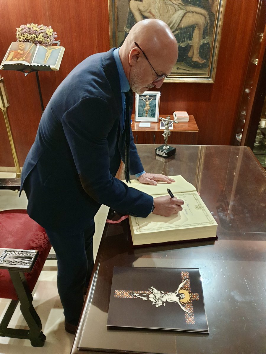 ⚫ Desde #ElCachorro deseamos buena suerte en la final de esta noche a la <a href="/SEFutbol/">Selección Española Masculina de Fútbol</a> y, muy especialmente, a Luis de la Fuente por su cariño y afecto hacia nuestra Hermandad, y su devoción al Santísimo Cristo de la Expiración.

¡Vuestro éxito será el de toda España!