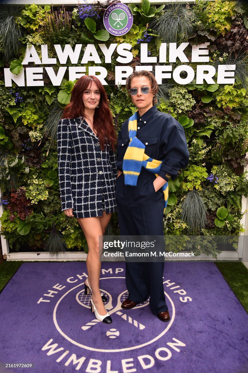 thinkdarcy's tweet photo. EMMA D’ARCY AND OLIVIA COOKE HELLO https://t.co/YNybXDSzQk