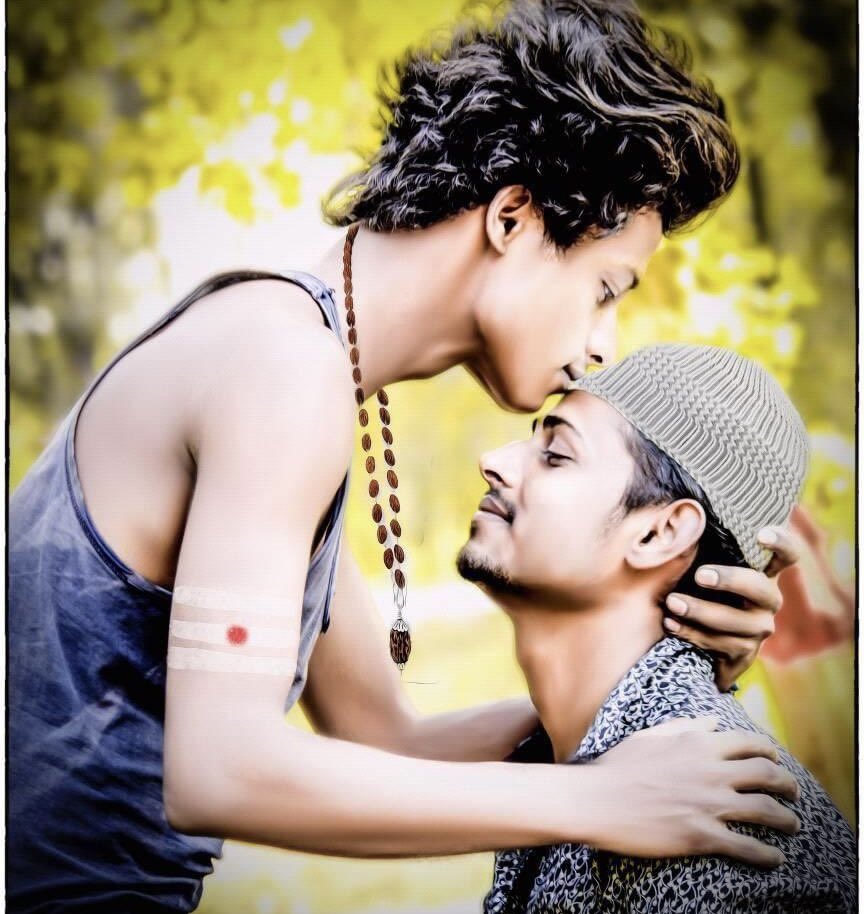 मेरे भी मुस्लिम मित्र हैं
मेरे भी क्लास में मुस्लिम पढ़े हैं

मेरे भी ऑफिस में मुस्लिम काम करते हैं
मैं जहां सामान लेता हूं वहां मुस्लिम भी सामान लेते हैं
मैं जहां रहता हूं वहां भी मुस्लिम रहते है

वो कहते है, हम जुम्मे की नमाज सड़कों पर पढ़ेंगे
मैंने कहा कोई बात नहीं, संविधान ने