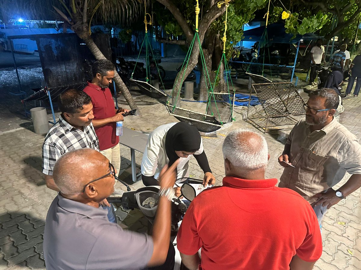FathmathHamdha's tweet photo. ފުވައްމުލަކުގައި ކުރިޔަށްދިޔަ މެމްބަރޝިޕް ޑްރައިވްގެ ތެރެއިން.
މިސިޓީއިން އަލަށް ޕާރޓީއަށް ގުޅިވަޑައިގެންނެވި އެންމެހާ ބޭފުޅުންނަށް ޝުކުރާއި މަރުހަބާ ދަންނަވަން.
#WeTheDemocrats https://t.co/aLHxfiCKXI
