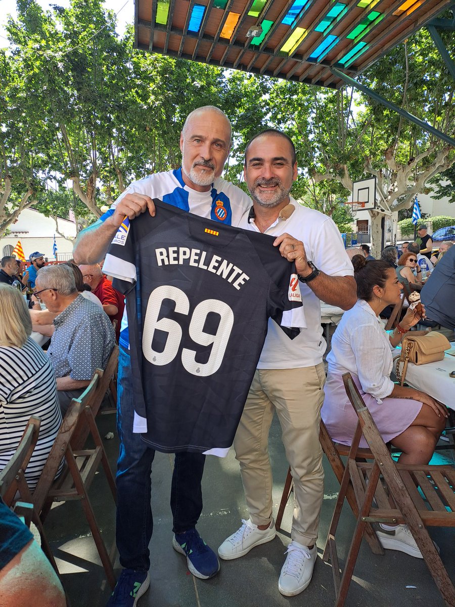 Gracias peric@s POR EL CARIÑO RECIBIDO una vez más en este caso en la mongetada de <a href="/Peargentona/">P.E. d'Argentona</a> me obligais a seguir haciendo el chorras en Tiktok, sois muy grandes! #RCDE #rcdespanyol ahora a darlo todo en la grada de animación <a href="/Juvenil1991/">𝗝𝗨𝗩𝗘𝗡𝗜𝗟 𝟭𝟵𝟵𝟭</a> <a href="/RCDEspanyol/">RCD Espanyol de Barcelona</a> <a href="/PEMataro/">P. E. Mataró</a> GRACIAS!!!!