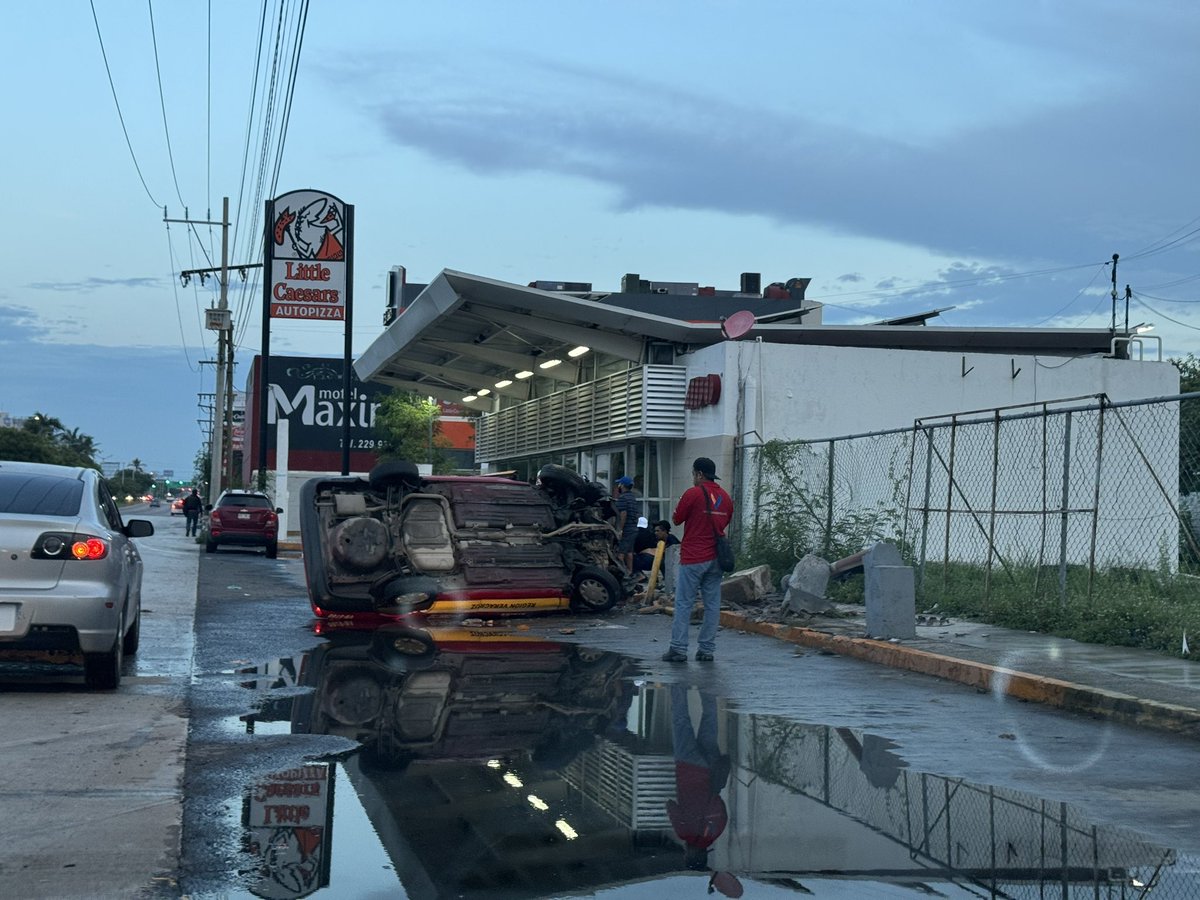 VerFollow's tweet image. Taxi VB-8780 vuelca en Rafaél Cuervo en ADO zona norte #VerFollow