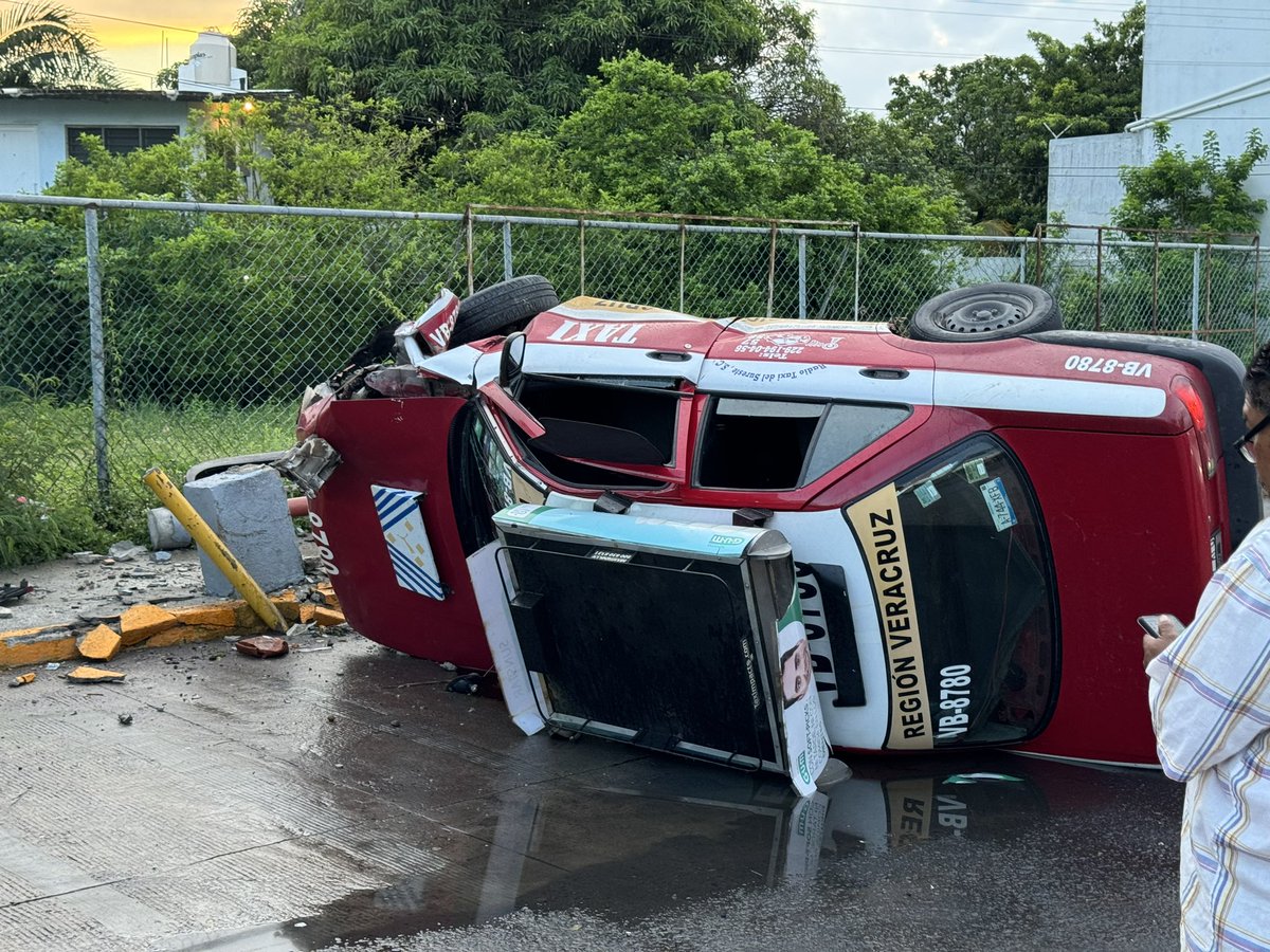 VerFollow's tweet image. Taxi VB-8780 vuelca en Rafaél Cuervo en ADO zona norte #VerFollow