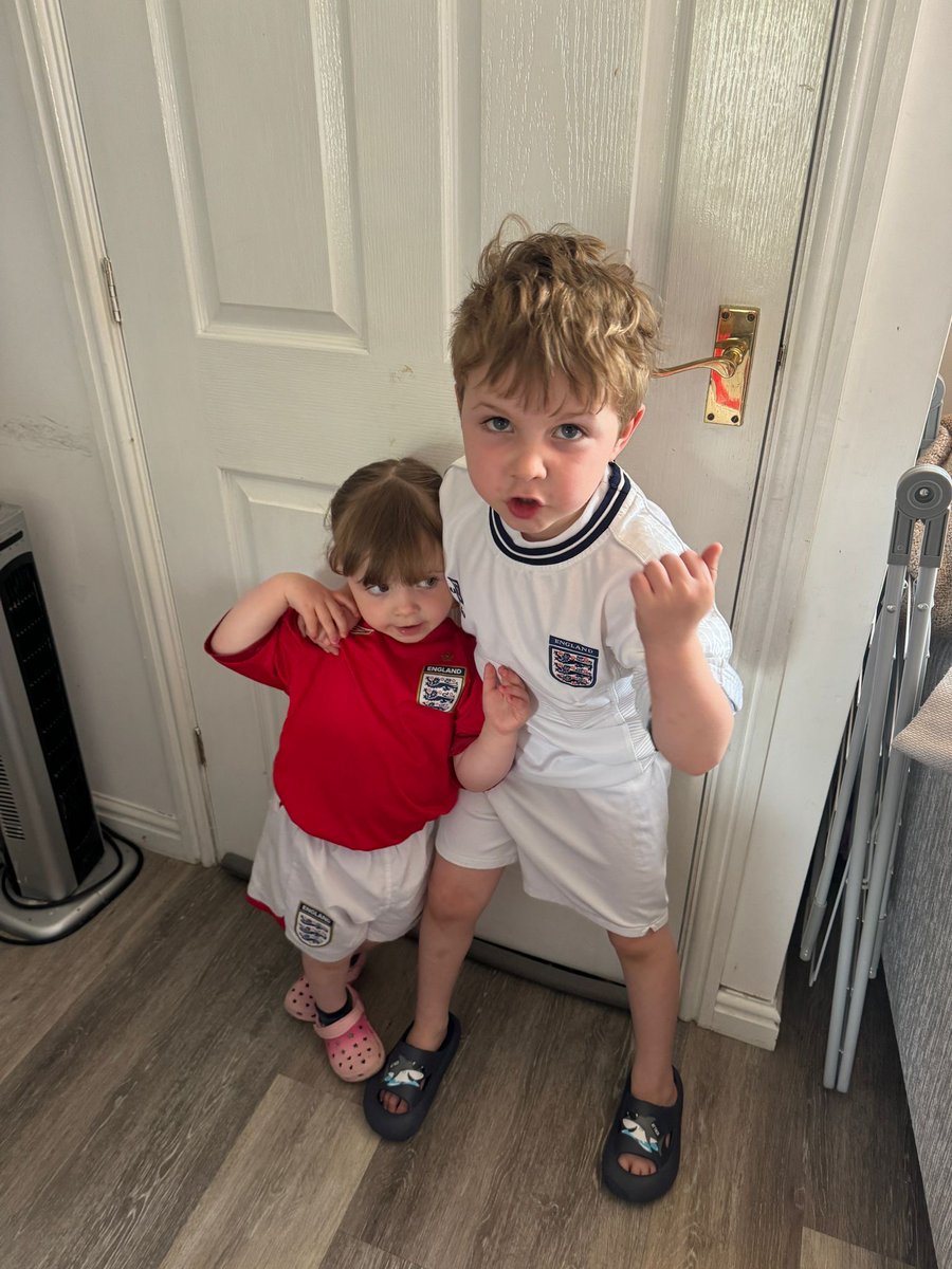 BenitoHaybone's tweet photo. #SSNThreeLions 

Arthur and Poppy think it’s coming home! https://t.co/C7APSbrzzc