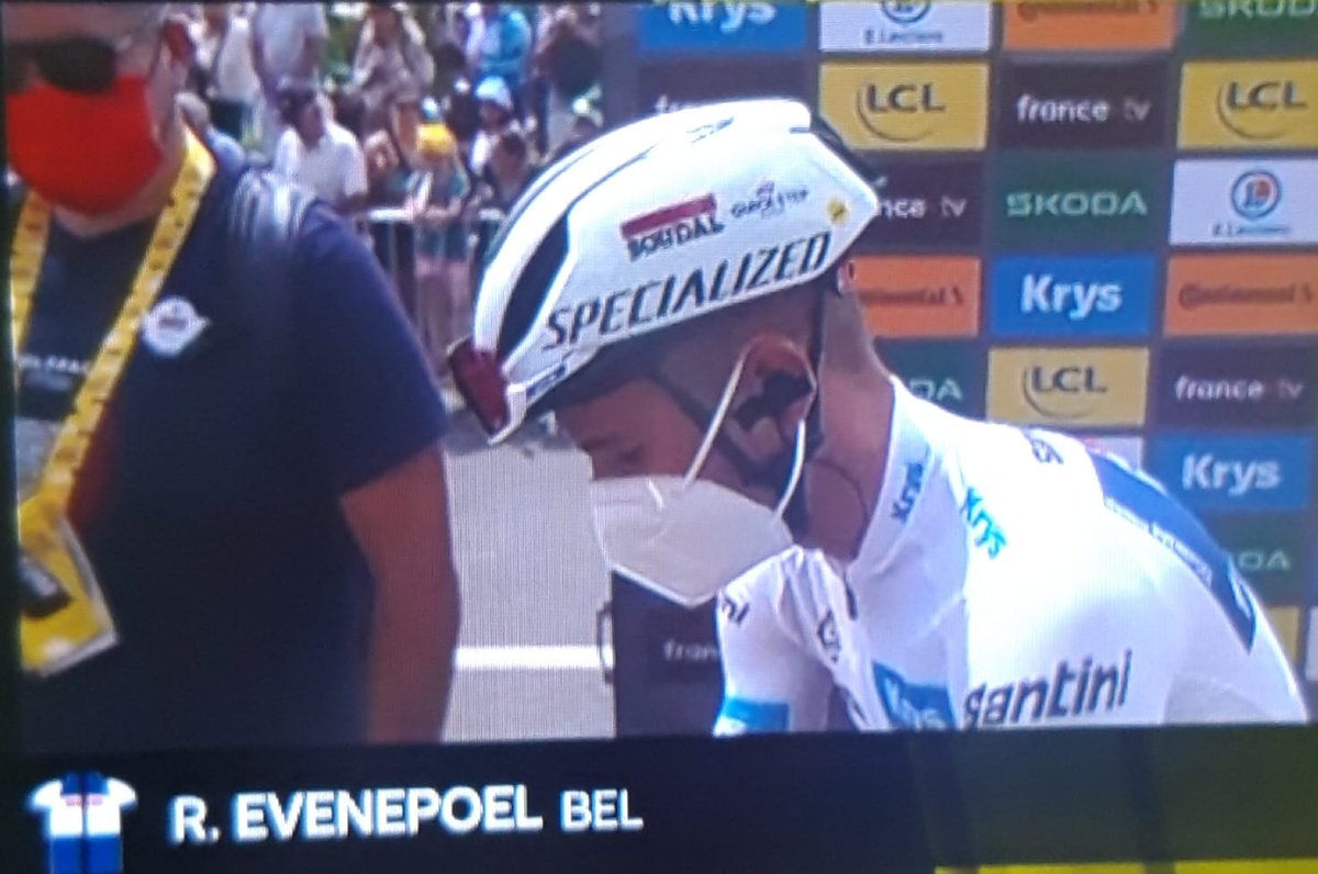 _Kun3_0's tweet photo. Tour de France-Mitfavorit @EvenepoelRemco trägt im Mixed-Bereich durchgängig FFP2-Maske. Von einem Reporter darauf angesprochen, warum, sagte er: "Weil ihr keine tragt!" Er fordert außerdem Rückkehr zu den Schutzmaßnahmen im Rennen von 2020/21.

Bravo Remco. #CovidIsntOver https://t.co/4nUH9cRR7U