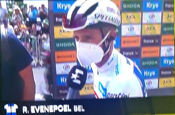 Tour de France-Mitfavorit <a href="/EvenepoelRemco/">Remco Evenepoel</a> trägt im Mixed-Bereich durchgängig FFP2-Maske. Von einem Reporter darauf angesprochen, warum, sagte er: "Weil ihr keine tragt!" Er fordert außerdem Rückkehr zu den Schutzmaßnahmen im Rennen von 2020/21.

Bravo Remco. #CovidIsntOver