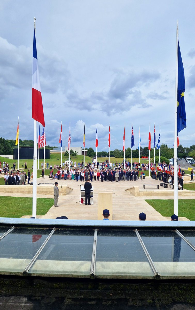emma_frr's tweet photo. 🇫🇷 Joyeux 14 juillet ! 

Perpétuons l’héritage de la Révolution, faisons vivre ce peuple souverain qui jamais ne baisse la tête et qui proclame que l’inégalité n’est pas inscrite dans l’ordre naturel des choses. 

📍Cérémonie au Mémorial de Caen https://t.co/7UyYWlW83E