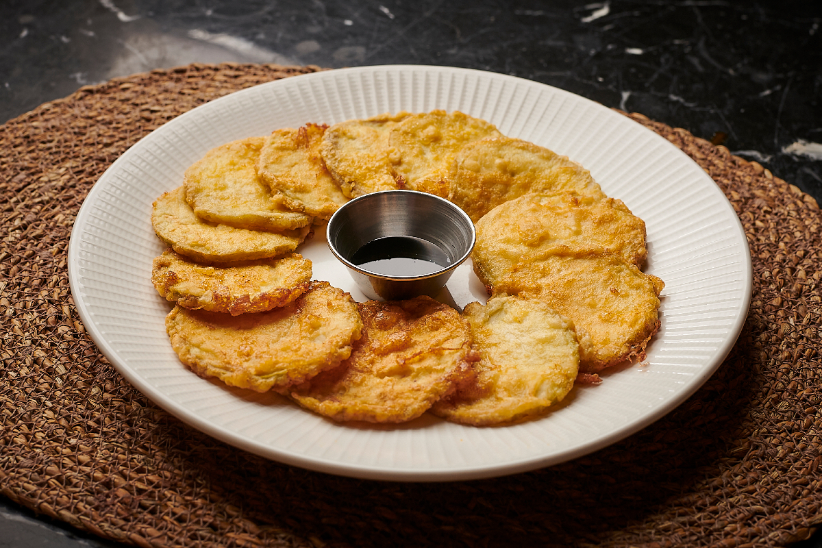 Berenjenas en tempura con miel de caña.
Guiño andaluz en nuestra carta con el que no te hará falta viajar.

C/ Fernando el Santo, 25, Madrid.
Reservas: restaurantevoraz.com

#berenjena #comerenmadrid #restaurantesmadrid #cocinaespañola #sitiosbonitos #vorazes