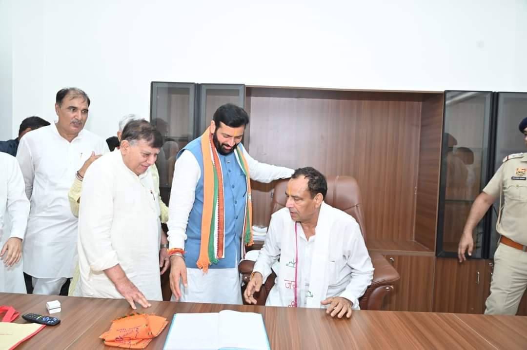 NayabSainiBJP's tweet photo. आज @BJP4Haryana के नवनियुक्त प्रदेश अध्यक्ष श्री @MohanLal_Badoli जी ने रोहतक स्थित प्रदेश कार्यालय मंगल कमल पर अपना पदभार ग्रहण किया। इस अवसर पर वहां उपस्थित रहकर उन्हें नव दायित्व के लिए शुभकामनाएं एवं सफल कार्यकाल के लिए अग्रिम बधाई दी।

संगठन ही हमारी प्राण शक्ति है।मोहन लाल जी के नेतृत्व में हमारे कार्यकर्ता पू��ी उत्साह के साथ कार्य करेंगे और हरियाणा में तीसरी बार भाजपा की सरकार बनेगी।