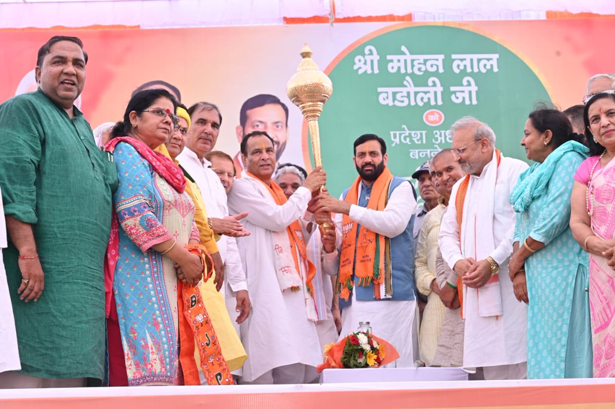 NayabSainiBJP's tweet photo. आज @BJP4Haryana के नवनियुक्त प्रदेश अध्यक्ष श्री @MohanLal_Badoli जी ने रोहतक स्थित प्रदेश कार्यालय मंगल कमल पर अपना पदभार ग्रहण किया। इस अवसर पर वहां उपस्थित रहकर उन्हें नव दायित्व के लिए शुभकामनाएं एवं सफल कार्यकाल के लिए अग्रिम बधाई दी।

संगठन ही हमारी प्राण शक्ति है।मोहन लाल जी के नेतृत्व में हमारे कार्यकर्ता पू��ी उत्साह के साथ कार्य करेंगे और हरियाणा में तीसरी बार भाजपा की सरकार बनेगी।