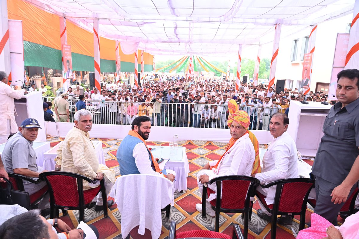 NayabSainiBJP's tweet photo. आज @BJP4Haryana के नवनियुक्त प्रदेश अध्यक्ष श्री @MohanLal_Badoli जी ने रोहतक स्थित प्रदेश कार्यालय मंगल कमल पर अपना पदभार ग्रहण किया। इस अवसर पर वहां उपस्थित रहकर उन्हें नव दायित्व के लिए शुभकामनाएं एवं सफल कार्यकाल के लिए अग्रिम बधाई दी।

संगठन ही हमारी प्राण शक्ति है।मोहन लाल जी के नेतृत्व में हमारे कार्यकर्ता पू��ी उत्साह के साथ कार्य करेंगे और हरियाणा में तीसरी बार भाजपा की सरकार बनेगी।