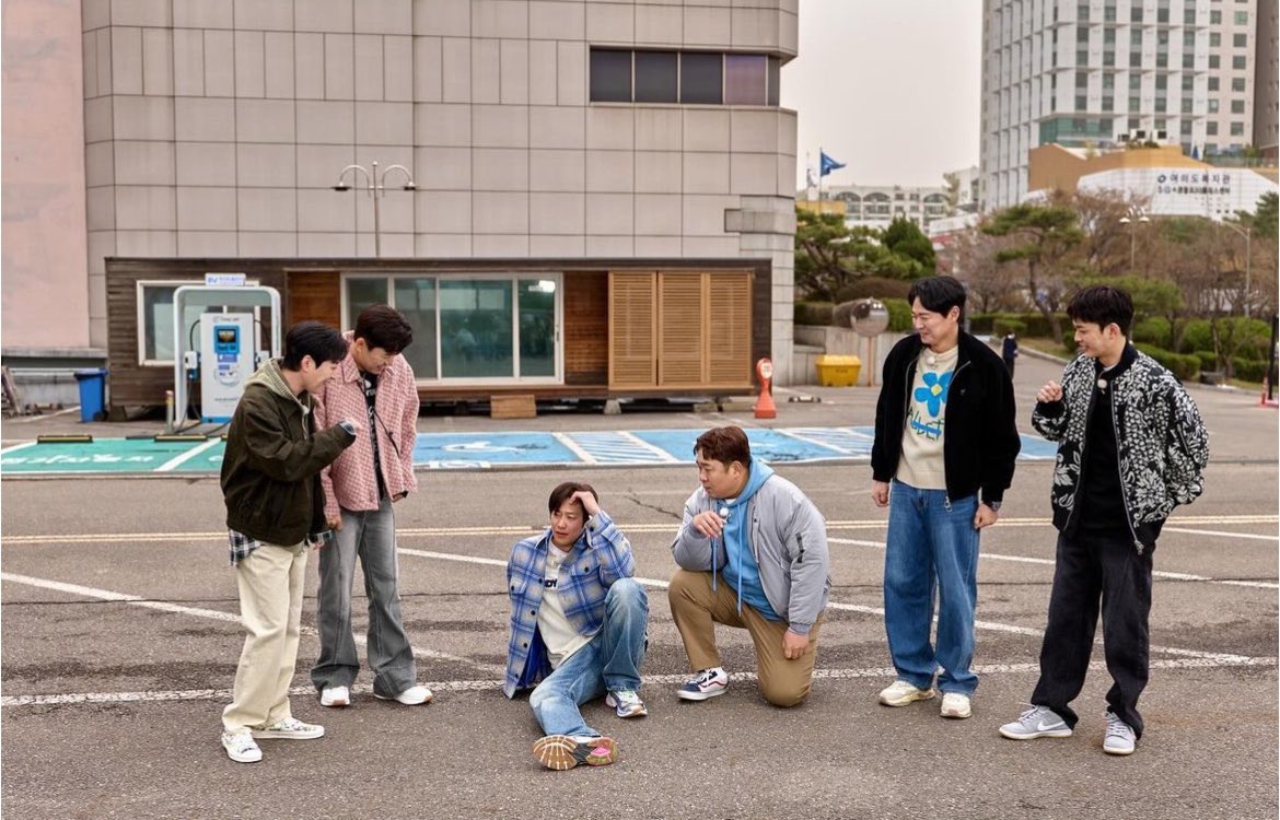 ilbakilcontents's tweet photo. Inwoo...

Inwoo is this member we had a lot of worries about. I knew it wasn't easy for Inwoo, the members, and the fans at first. But then, Inwoo's pure and cute persona got us all hooked with him. He walked in all smiles with his highlighter pants and made a 'travel all over Korea' segment with his VJ. Also, imagine asking the staff on your first day of shoot if they weren't jealous of the food not knowing the staff could eat more comfortably in a food truck. 😆

Inwoo became this golden retriever big baby and he really made sure the hyungs are comfortable with him so they could get close very early. I remember Ravi when he said that he was thankful of Inwoo because of it.

Despite his busy schedules doing drama and ilbak simultaneously, he proved that one can separate an 'actor' image with 'variety' image. He became one of the standards for those who were afraid of doing variety shows worrying that their actor image might be ruined. 

I'm still so not ready for next week's episode... How could I knowing there would be no more "hyuuuuuuuung 🥰" in the succeeding episodes. 😭