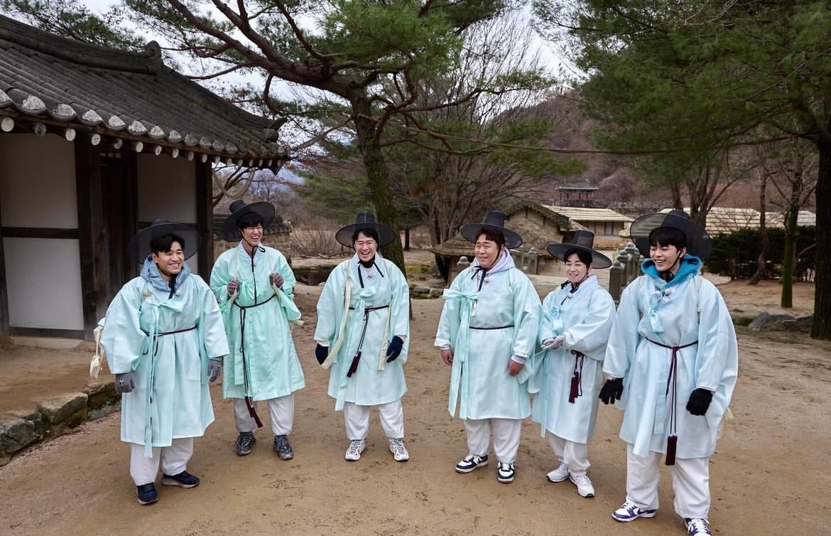 ilbakilcontents's tweet photo. Inwoo...

Inwoo is this member we had a lot of worries about. I knew it wasn't easy for Inwoo, the members, and the fans at first. But then, Inwoo's pure and cute persona got us all hooked with him. He walked in all smiles with his highlighter pants and made a 'travel all over Korea' segment with his VJ. Also, imagine asking the staff on your first day of shoot if they weren't jealous of the food not knowing the staff could eat more comfortably in a food truck. 😆

Inwoo became this golden retriever big baby and he really made sure the hyungs are comfortable with him so they could get close very early. I remember Ravi when he said that he was thankful of Inwoo because of it.

Despite his busy schedules doing drama and ilbak simultaneously, he proved that one can separate an 'actor' image with 'variety' image. He became one of the standards for those who were afraid of doing variety shows worrying that their actor image might be ruined. 

I'm still so not ready for next week's episode... How could I knowing there would be no more "hyuuuuuuuung 🥰" in the succeeding episodes. 😭