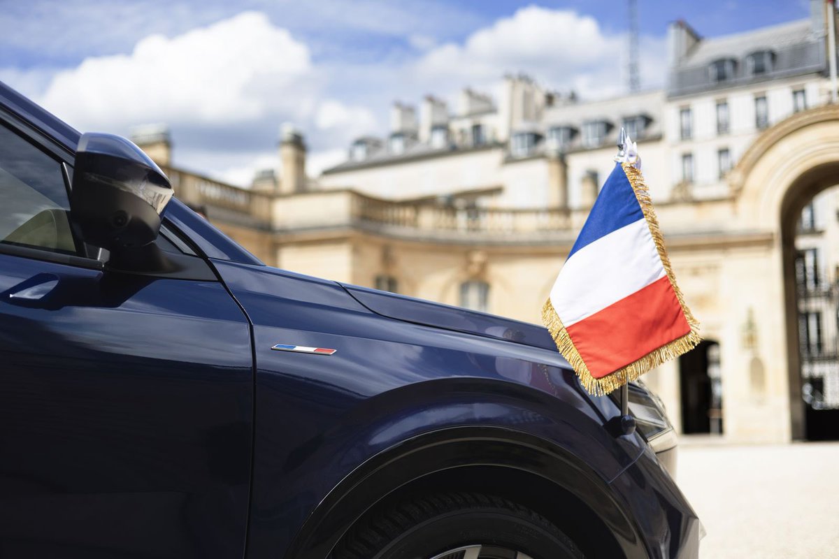 SirenesFR's tweet photo. 🔴🇫🇷 Le Renault #Rafale devient le nouveau véhicule officiel de la présidence de la République. Il a été dévoilé ce #14juillet - BFMTV https://t.co/nEkuNhn9mu
