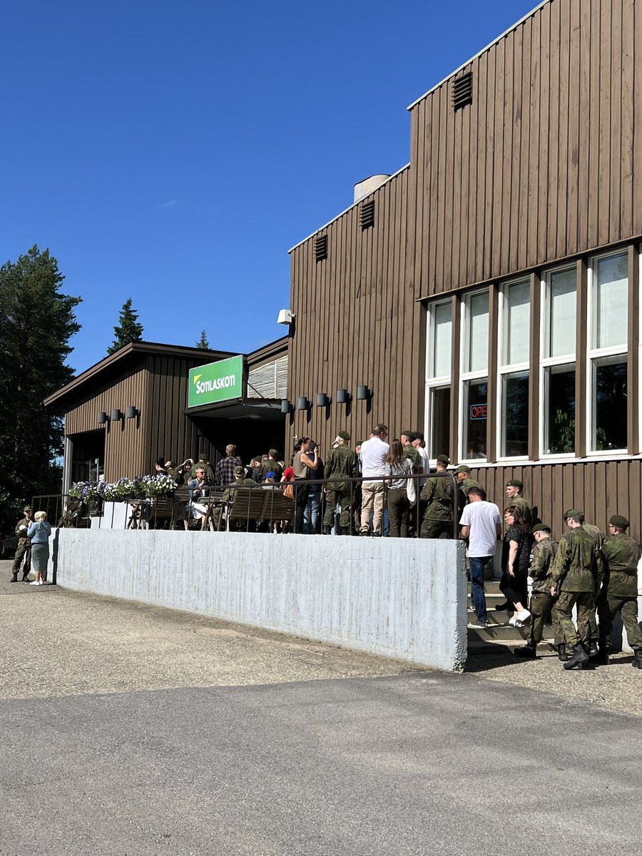 2/24 saapumiserän ensimmäisen palvelusviikon päätteeksi alokkaat pääsivät tapaamaan läheisiään. Ohjelmassa yhdessäoloa sekä yksikön ja kaluston esittelyä. Suosituin rasti taisi kuitenkin olla Sotilaskoti. 😊

Kiitos läheisille vierailusta!

#JPR #LAPJP #läheistenpäivä