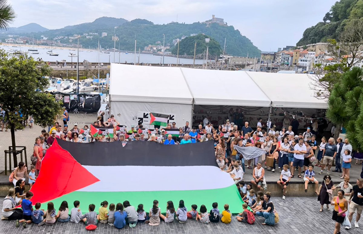 Itziar_Iturri's tweet image. 🇵🇸 Israelek eragindako enegarren sarraskia salatzeko asmoz auzo argazkia egin dugu. Karmengo festetan ere #GenozidioaStop

#StopGenocideNow
#Aski 
#FreePalestine