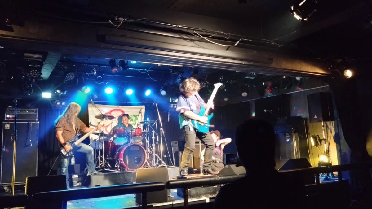 li_mkh's tweet photo. α-sense'sライブ　川崎にて

30分ほどのライブでしたが、拳振り上げ歌い飛び跳ねて…初めて行ったアーティストさんでこれほどまでにノッたことない🤣

行って良かった🥰
皆さん優しかった🥰

※SNSへあげることはアーティスト様ご了解済み

#川崎セルビアンナイト
#MOHANAK
#α-sense's
#Alphasense's https://t.co/4ttKOvG3nh