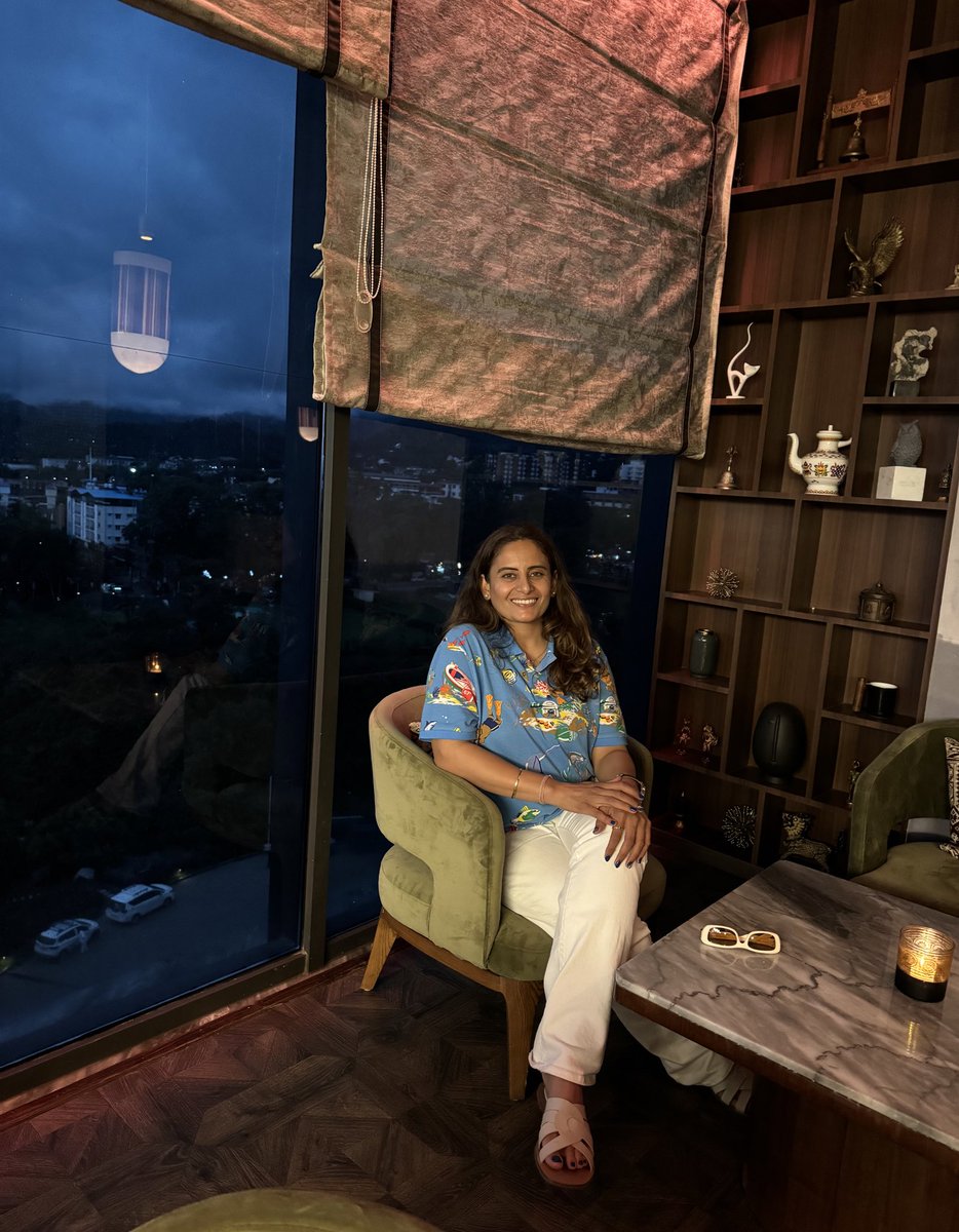RupiSra's tweet image. I am settling in to watch #Wimbledon2024
Final here at this awesome place! 

@DjokerNole all the way! 

Mesmerising yesterday @BKrejcikova! 

#sundayvibes 
#SportsLover