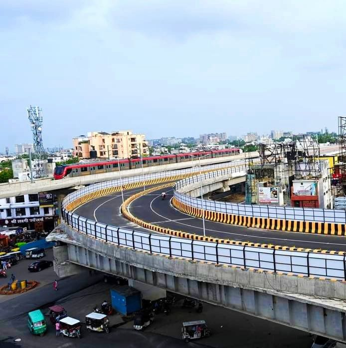 AwasthiAwanishK's tweet photo. The construction of the #Munshipulia to #Polytechnic Crossing flyover in #Lucknow, spanning 2 kilometers, is in its final stages. This modern #flyover is designed to alleviate traffic congestion in the area, ensuring a more seamless journey for commuters. Although there are some remaining tasks to be completed in the #KhurramNagar section, once the flyover is fully operational, it will facilitate quick travel from #Ayodhya Road to #Sitapur Road in just 15-20 minutes, mirroring the efficiency of #ShaheedPath. This infrastructure project is poised to improve connectivity and simplify daily travel for local residents.
#UttarPradesh
#NayeBharatKaNayaUP
#UPGrows
#IASAwanishAwasthi