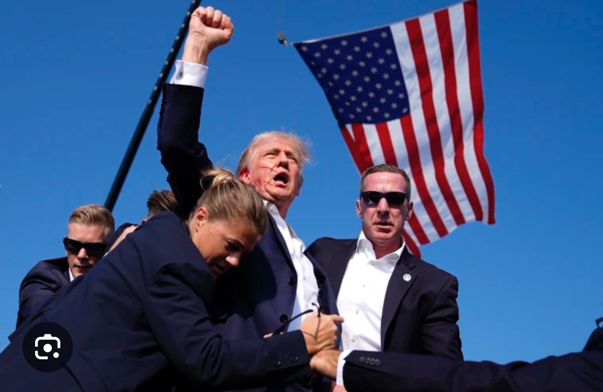 Dieses Bild wirkt auf den ersten Blick inszeniert. Doch einige Gedanken dazu: Donald Trump und seine Securities sind geschult, sich in der Öffentlichkeit zu bewegen und sich richtig zu Kameras positionieren. Das Bild wurde von einem professionellen Fotografen der AP gemacht.