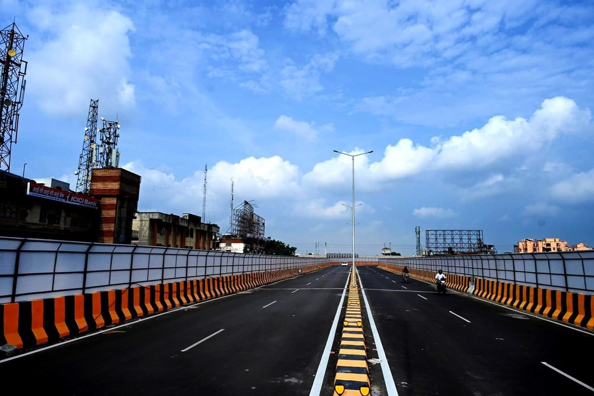 AwasthiAwanishK's tweet photo. The construction of the #Munshipulia to #Polytechnic Crossing flyover in #Lucknow, spanning 2 kilometers, is in its final stages. This modern #flyover is designed to alleviate traffic congestion in the area, ensuring a more seamless journey for commuters. Although there are some remaining tasks to be completed in the #KhurramNagar section, once the flyover is fully operational, it will facilitate quick travel from #Ayodhya Road to #Sitapur Road in just 15-20 minutes, mirroring the efficiency of #ShaheedPath. This infrastructure project is poised to improve connectivity and simplify daily travel for local residents.
#UttarPradesh
#NayeBharatKaNayaUP
#UPGrows
#IASAwanishAwasthi