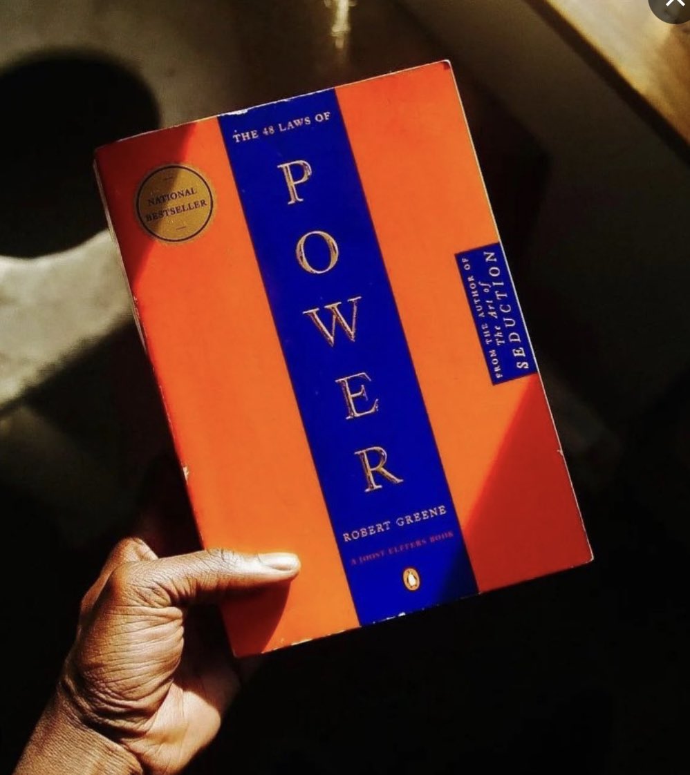 Ce livre est banni des prisons pour ses leçons sur l'art de la manipulation.

Découvrez 10 des lois les plus marquantes du livre "Les 48 lois du pouvoir" :