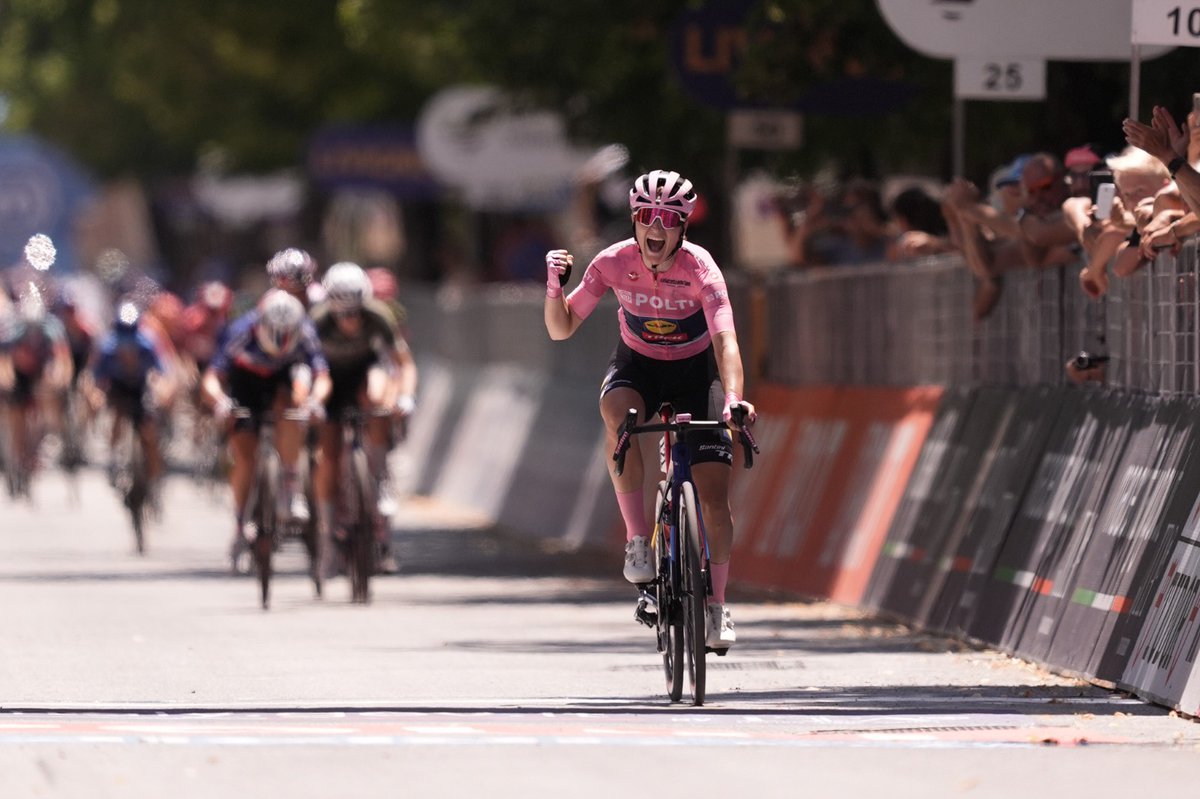 ItaliaTeam_it's tweet photo. RAPSODIA IN ROSA! 🩷🚴‍♀️
Capolavoro di Longo Borghini!! ✨

Leader dalla prima all’ultima tappa, Elisa è la regina di questo Giro d’Italia Women!!!

SEI GRANDE LEONESSAAAA!!! 😍

#ItaliaTeam @Federciclismo @ElisaLongoB #GirodItaliaWomen https://t.co/e0ICuBhNXK