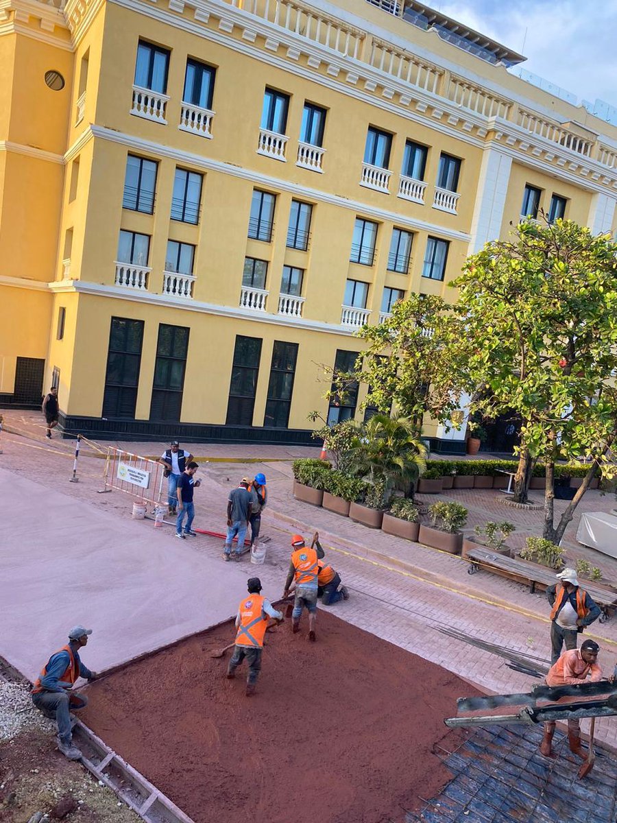 Esta calle estaba totalmente rota. A esta hora seguimos con su intervención -así como en todos los frentes de obra de las tres localidades- para ser entregada totalmente rehabilitada la próxima semana. 

Como dato adicional, la <a href="/secinfractg/">Secretaría de Infraestructura de Cartagena</a> nos informa: En el frente de obra del