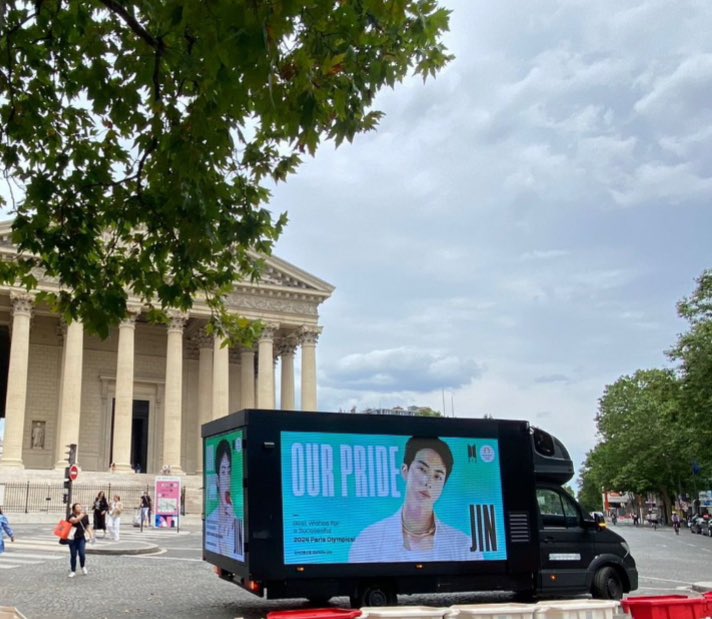 PRforJIN's tweet photo. Surprise Support. Part 2
 “JIN, OUR PRIDE”🔥
📍실시간 운행안내

현재  “JIN, OUR PRIDE”트럭은 de la madeleine에 위치하고 있으며, 계속해서 성화봉송 주변 도로를 운행할 예정입니다. 
알아보시기 쉽게 지도상 동그라미 표시가 트럭 현재 위치이고,  성화봉송 주요 지점은 별 표시하였습니다. 

TORCHBEARER JIN
PRIDE OF KOREA JIN
JIN AT PARIS OLYMPICS

서로의 우주, 서로의 빛
 #석진아_우리가_네_빛이되어줄게
 #방탄소년단진 #JIN