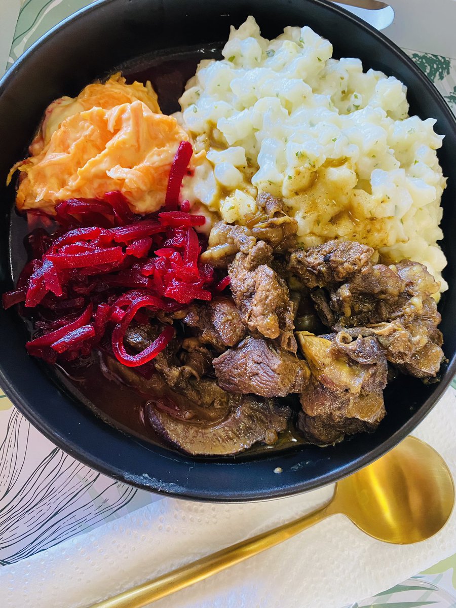 NelMohlomi's tweet photo. Saw tlhakwana ya kgomo at PNP and I was like ya, Iโll cook this on Sunday.
Owh what a #SundayPlate ๐ฅน. https://t.co/POSXVuXagK
